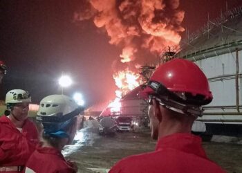 Contienen llamas del primer depósito en incendio del puerto de petroleros de Matanzas