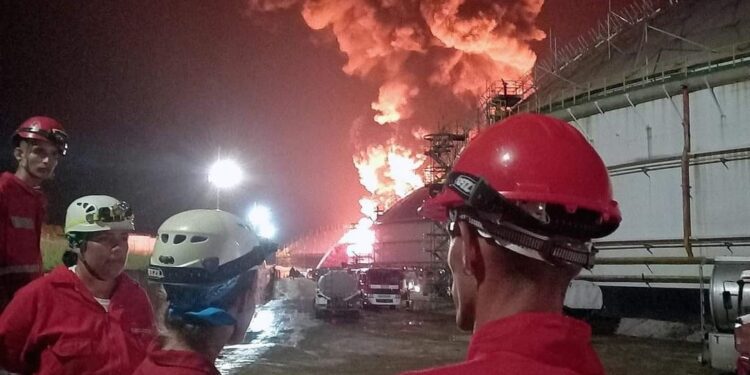 Contienen llamas del primer depósito en incendio del puerto de petroleros de Matanzas