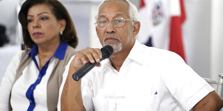 Ángel Hernández insiste con garantizar los aprendizajes esta vez con los directores del sur