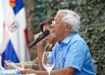 Ángel Hernández plantea revertir la cultura del “laissez faire” en la educación