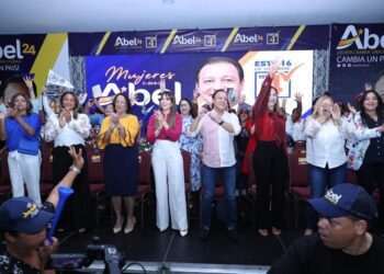 Abel Martinez concita apoyo de mujeres en Santiago