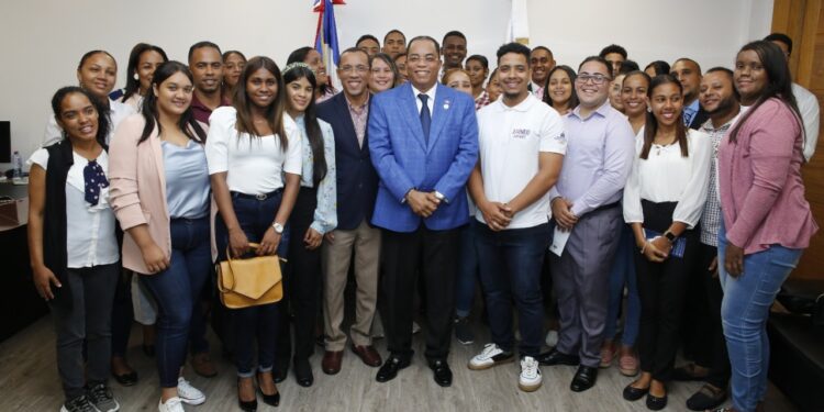 Contralor Correa recibe jóvenes de María Trinidad Sánchez