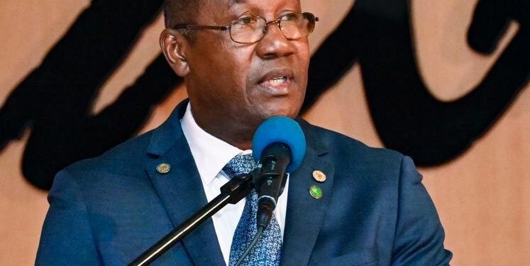 Asume nuevo presidente del CODIA con su plan acuesta 