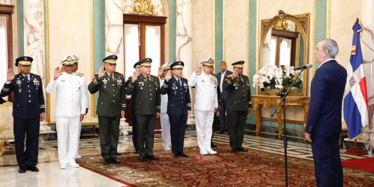 Presidente Abinader juramenta a nuevos mandos militares