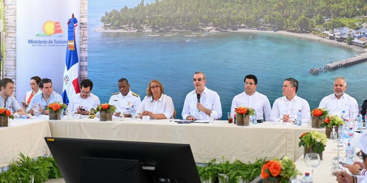 Gobierno presenta plan para mejorar servicios en Playa Palenque
