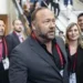 Alex Jones deberá indemnizar a los padres de una víctima de Sandy Hook