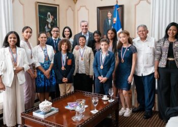 Estudiantes dominicanos meritorios reciben premio en España 
