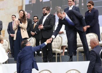 Critican en España al Rey por no levantarse al paso de la espada de Bolívar en Colombia