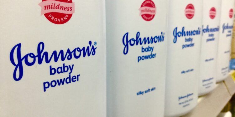 Relacionan con el cáncer el polvo talco de Johnson & Johnson