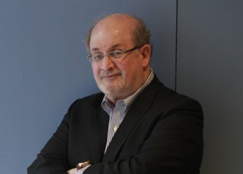 Apuñalan al escritor Salman Rushdie durante una presentación en Nueva York