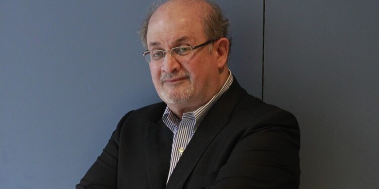 Apuñalan al escritor Salman Rushdie durante una presentación en Nueva York