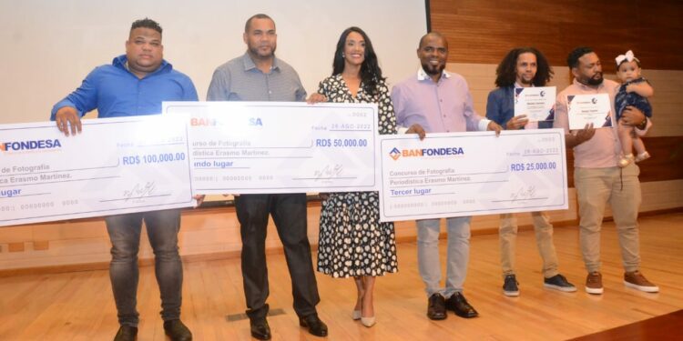 Santiago: Entregan premios a ganadores concurso de fotografía periodística