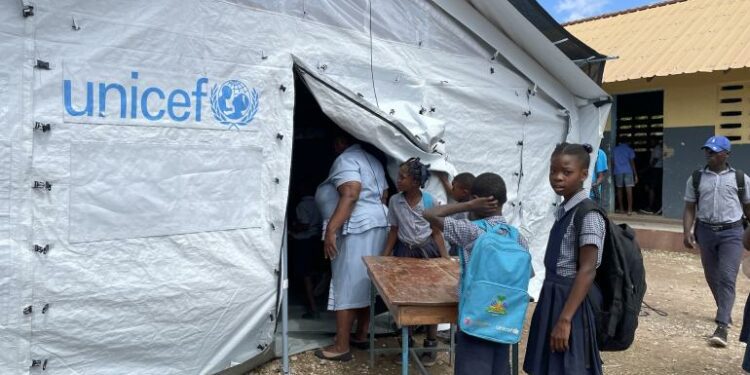 Cientos de miles de niños permanecen sin escuela en Haití