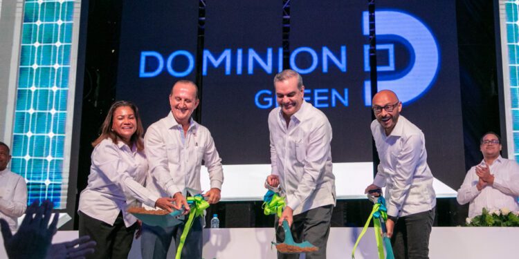 Abinader da primer palazo para construcción de dos parques fotovoltaicos