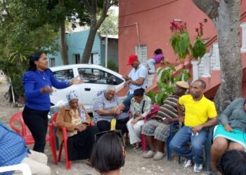 Denuncian que cientos de alumnos se quedan sin inscripción en Santo Domingo Este.