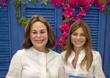 Rosanna Rivera lleva la lectura de su libro “La Gatita de la Ventana Azul” a los niños del CEDI