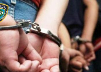 Policía apresa a cinco hombres por robo más de una decena de artículos en una tienda