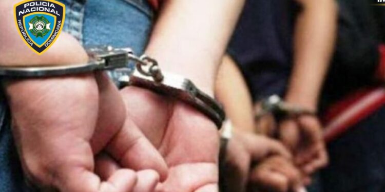 Policía apresa a cinco hombres por robo más de una decena de artículos en una tienda