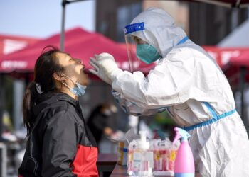 China amplía el confinamiento de la isla de Hainan, con miles de turistas atrapados