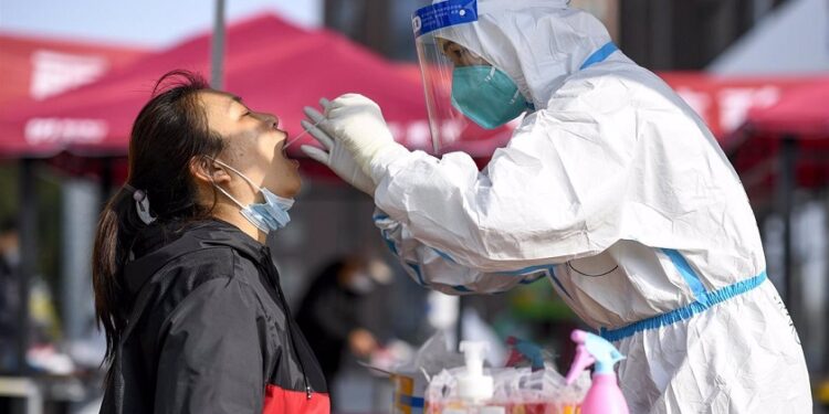 China amplía el confinamiento de la isla de Hainan, con miles de turistas atrapados
