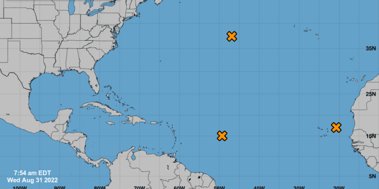Tres fenómenos atmosféricos deambulan en el Atlántico.