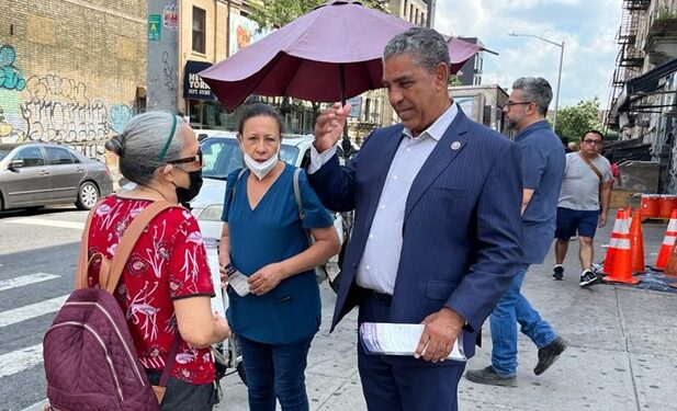 Adriano Espaillat gana primarias demócratas para el Congreso