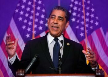 Espaillat logra Departamento de Transporte de EE.UU. fortalezca protección clientes aerolíneas