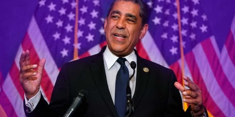 Espaillat logra Departamento de Transporte de EE.UU. fortalezca protección clientes aerolíneas