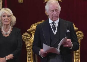 Carlos III dice ser "profundamente consciente" de sus "enormes responsabilidades" tras ser proclamado rey