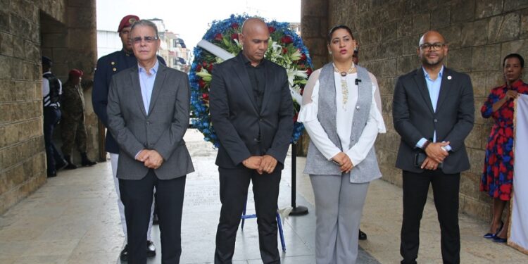 Adompretur celebra 45 aniversario con ofrenda floral en Altar de la Patria