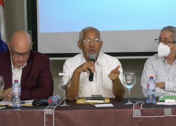 Ángel Hernández expone los ejes de su gestión en asamblea del Pacto Educativo