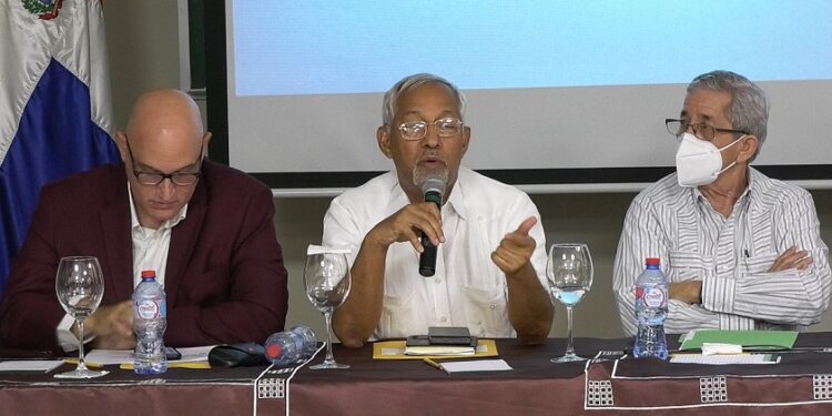 Ángel Hernández expone los ejes de su gestión en asamblea del Pacto Educativo