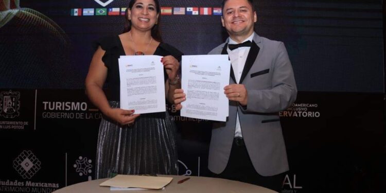 Presidenta de Adompretur firma acuerdo con la OMPT en México