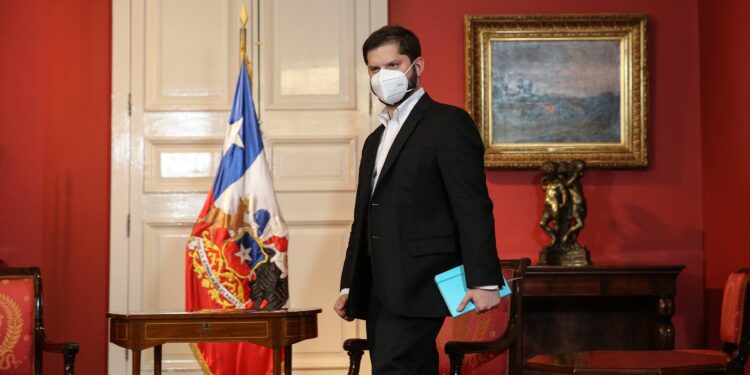 Boric insta al Congreso a negociar una nueva vía para otra constitución