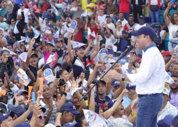 Abel Martínez recibe gran respaldo en Santiago