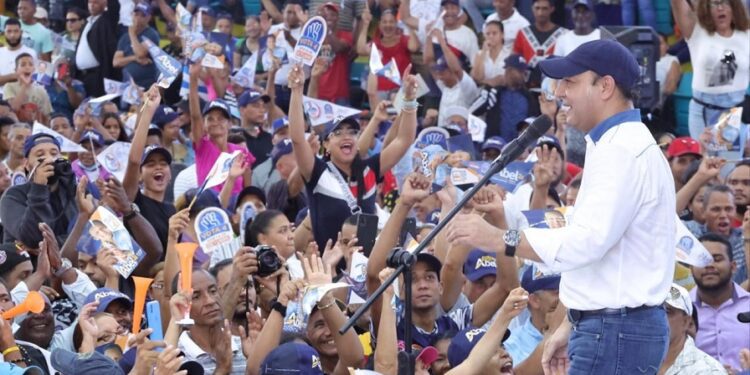 Abel Martínez recibe gran respaldo en Santiago