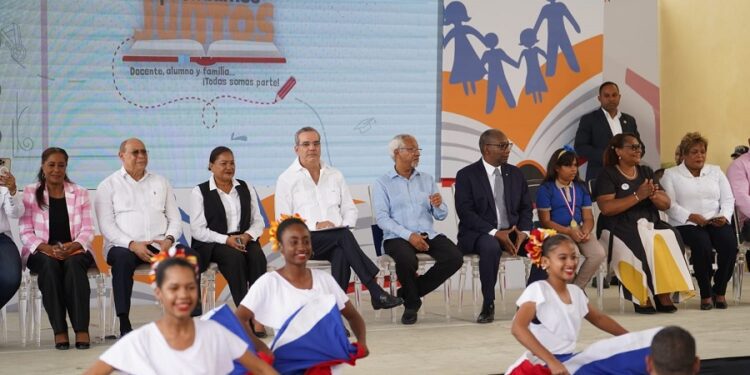 El presidente Abinader y ministro Hernández dejan abierto el año escolar 2022-2023