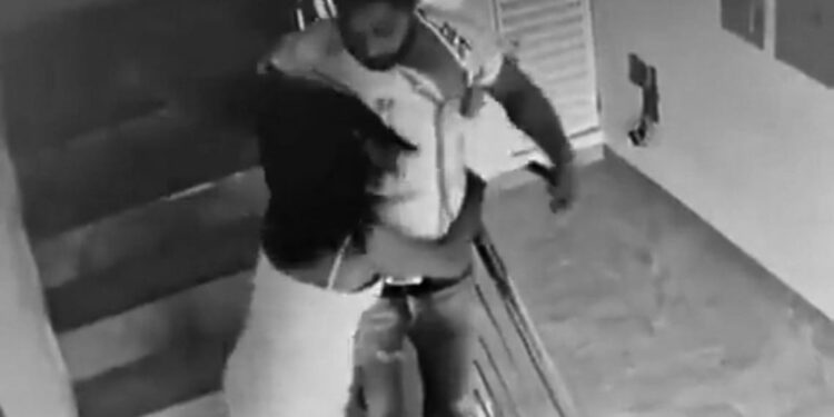 Capturan hombre captado en video golpeando a su pareja