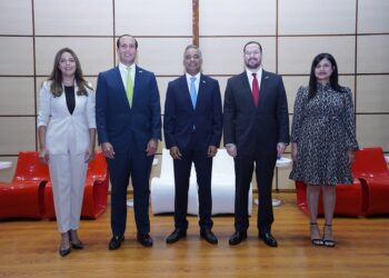 Jóvenes dialogan en panel sobre institucionalidad y reformas