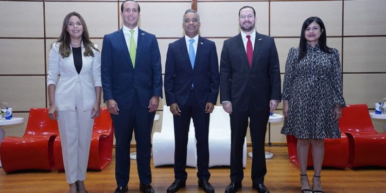 Jóvenes dialogan en panel sobre institucionalidad y reformas