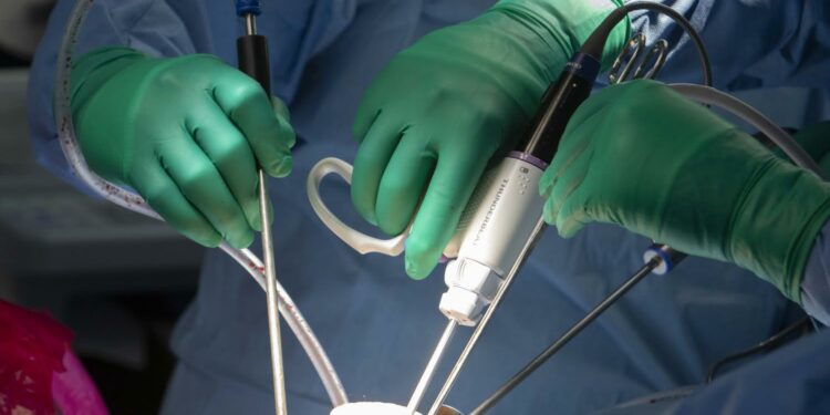 Realizan en el país primera cirugía de escoliosis sin abrir al paciente y con novedoso dispositivo