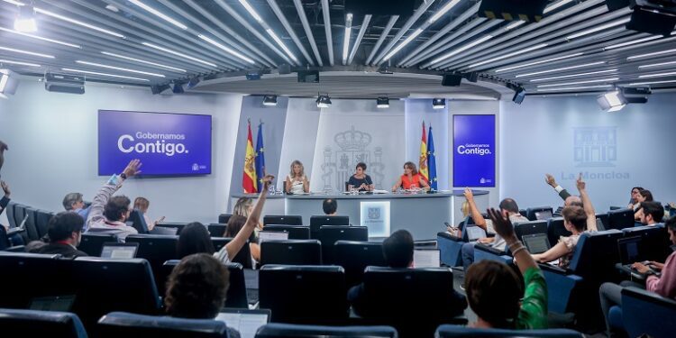 Aprueban en España el derecho al subsidio por desempleo de las empleadas del hogar