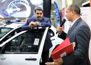 Maduro anuncia que Venezuela ensamblará coches iraníes