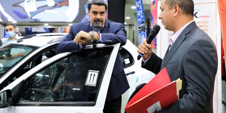Maduro anuncia que Venezuela ensamblará coches iraníes