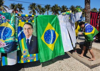 División política en Brasil por la bandera nacional y la camiseta de la selección