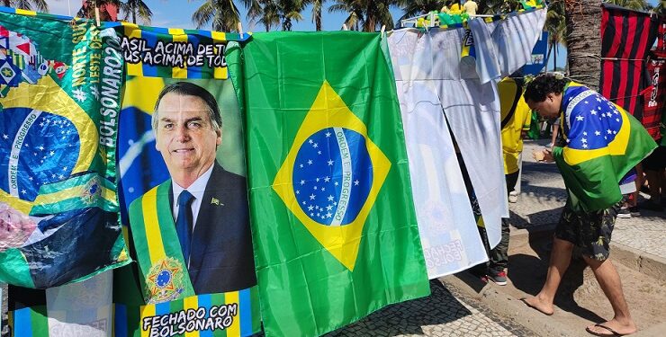 División política en Brasil por la bandera nacional y la camiseta de la selección