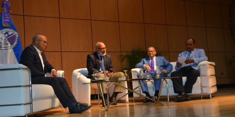 Panelistas dicen consumo de medios de noticias tradicionales disminuye en el mundo