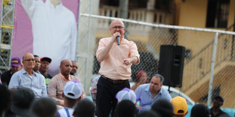 Francisco Domínguez Brito: “Se desmoronan los servicios públicos”.