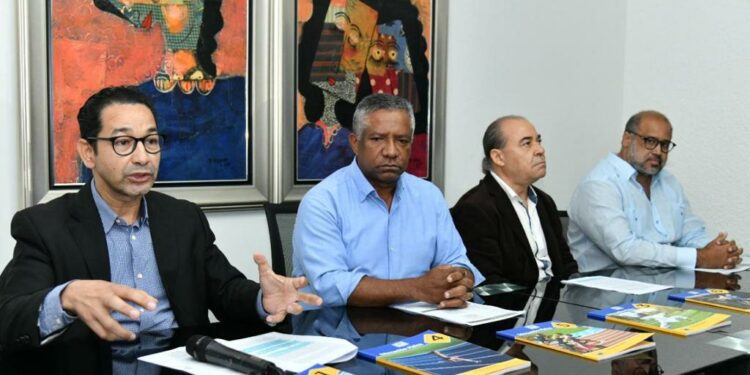 Editores y distribuidores de libros insisten ganaron licitación con transparencia