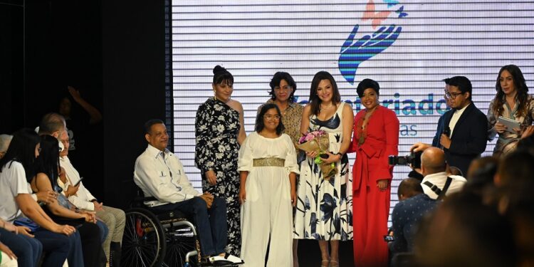 Voluntariado Banreservas unido a la PGR en el “Desfile por la Inclusión” en el RD Fashion Week 2022